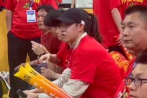 LOL世界赛直播-早日回归！赵嘉仁今日来到现场为广厦加油助威