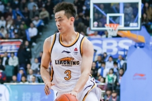 苏群：辽宁没有解决赵继伟被包夹后接球点处理球的问题