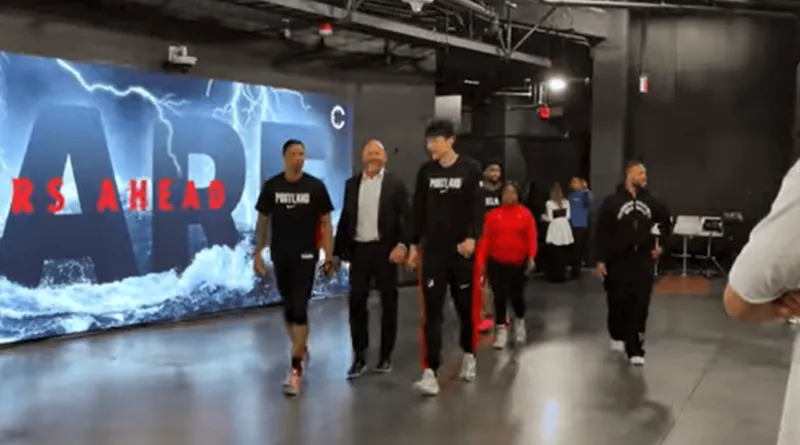 注册赢奖金-杨瀚森赛后与总经理克罗宁拥抱沟通，全程无翻译陪同