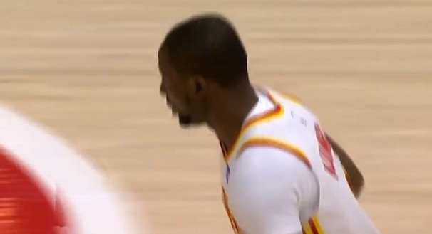 LOL世界赛直播-比身体素质我也不差！杰伦·布朗单打转身上篮 库明加钉板大帽！